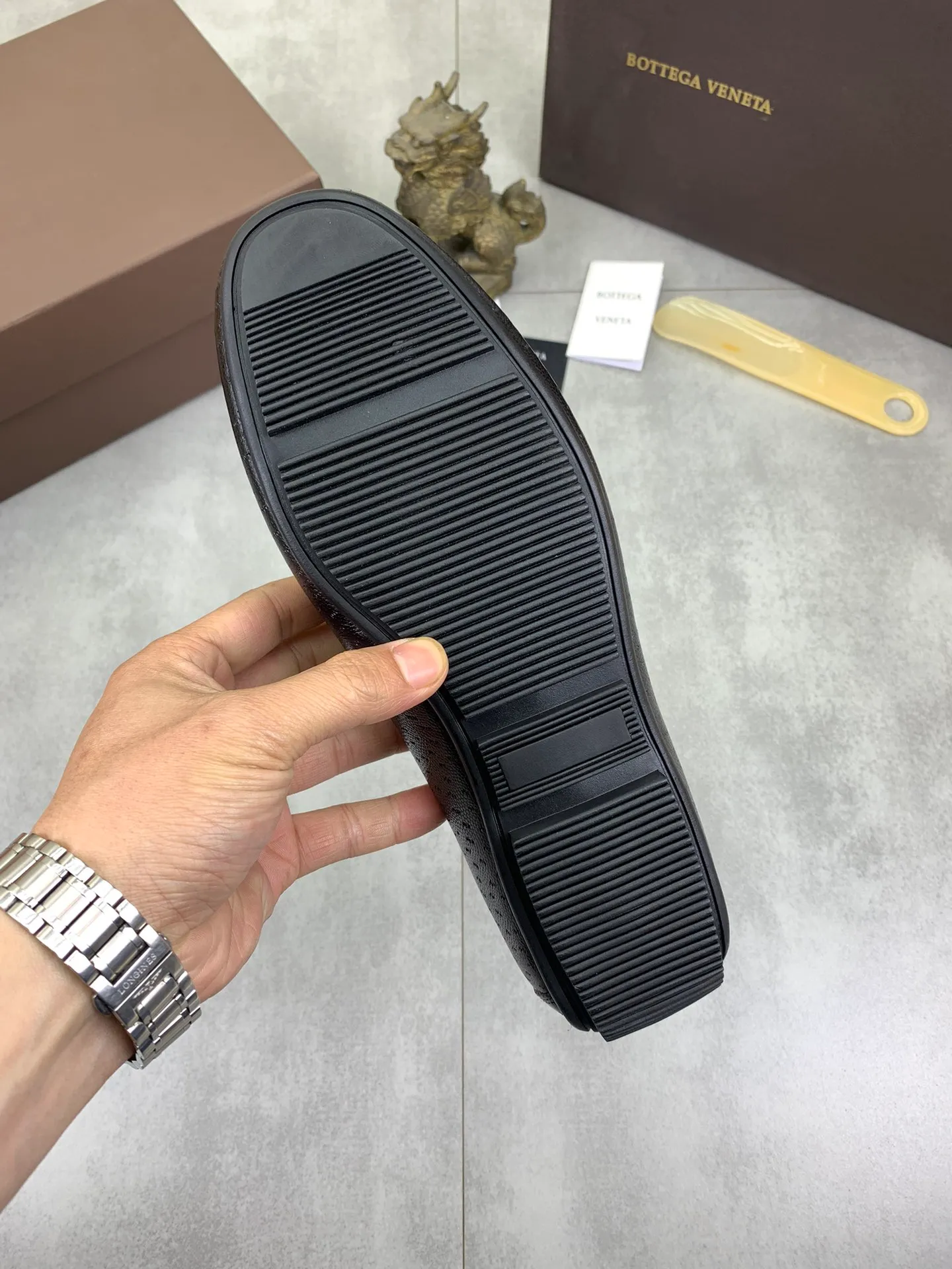 Men's shoes 💰P420 [New model] Water-dyed Niuli 💰High-quality business beanie shoes 💎💎💎 BOTTEGA VENETA official website synchronizes the latest top version of BV in the market, accepts material comparison, shoe type comparison, process comparison, practical and texture, versatile, suitable for any occasion, the more you look at it, the more it tastes. Pure hand-woven craftsmanship - Upper material, hand-woven calfskin imported from Italy 🇮🇹 - High-quality water-dyed cowhide lining - Original private model customized outsole -Size: 39-44 (38 45 can be customized) Color: black or brown optional